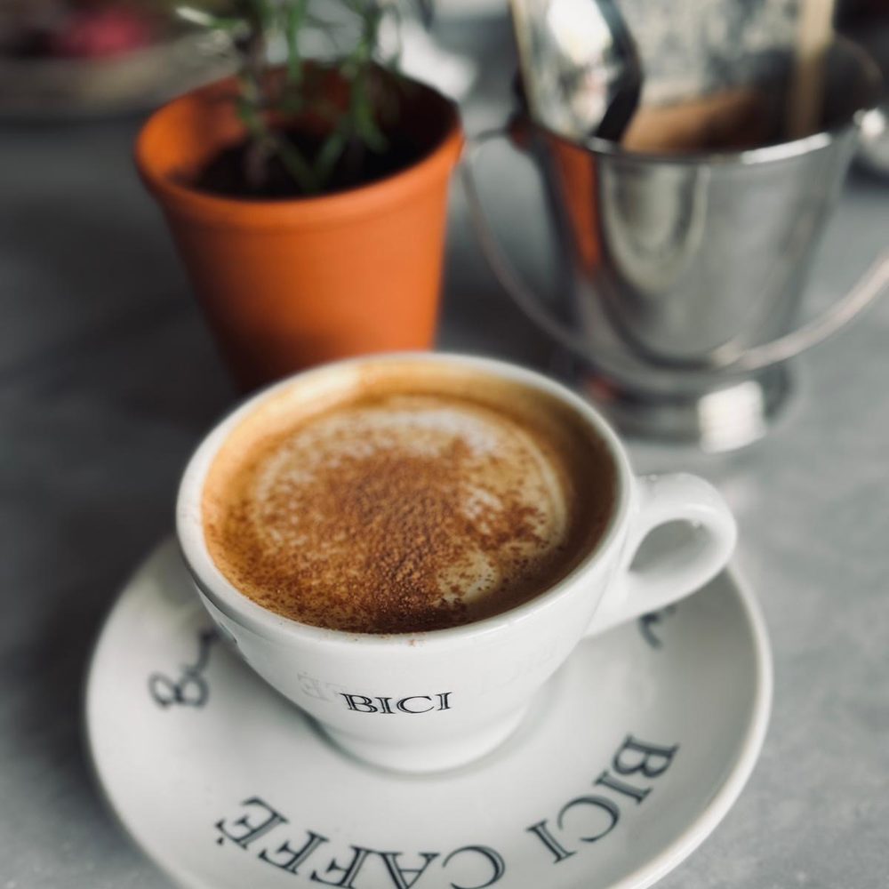 Cappuccino met latte art bij Bici Caffè